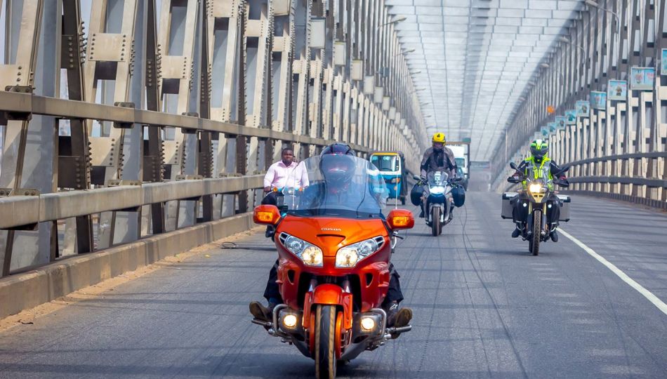 Black and white minimalist Real Estate Logo (950 x 540 px) (1)