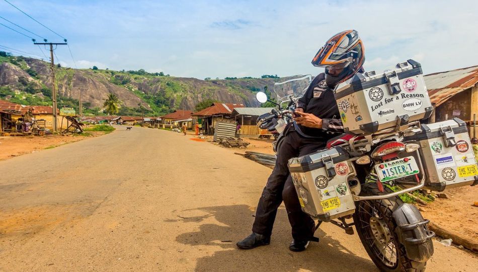 Black and white minimalist Real Estate Logo (950 x 540 px) (2)