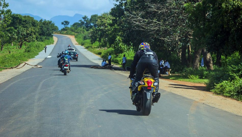 Black and white minimalist Real Estate Logo (950 x 540 px) (3)