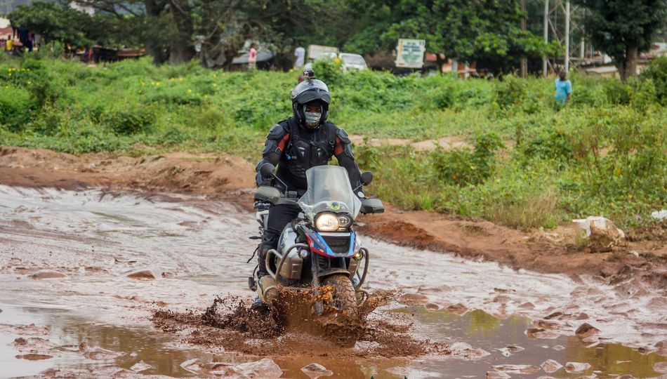 Black and white minimalist Real Estate Logo (950 x 540 px) (5)