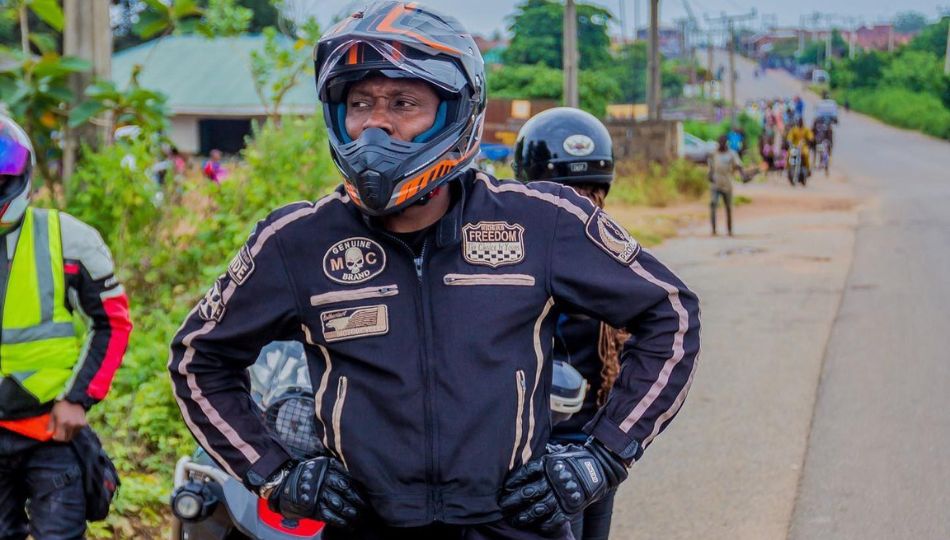 Black and white minimalist Real Estate Logo (950 x 540 px) (8)