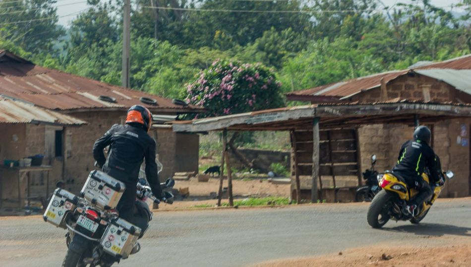 Black and white minimalist Real Estate Logo (950 x 540 px) (9)