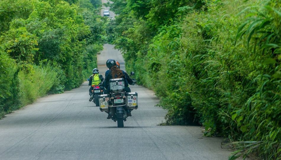 Black and white minimalist Real Estate Logo (950 x 540 px)